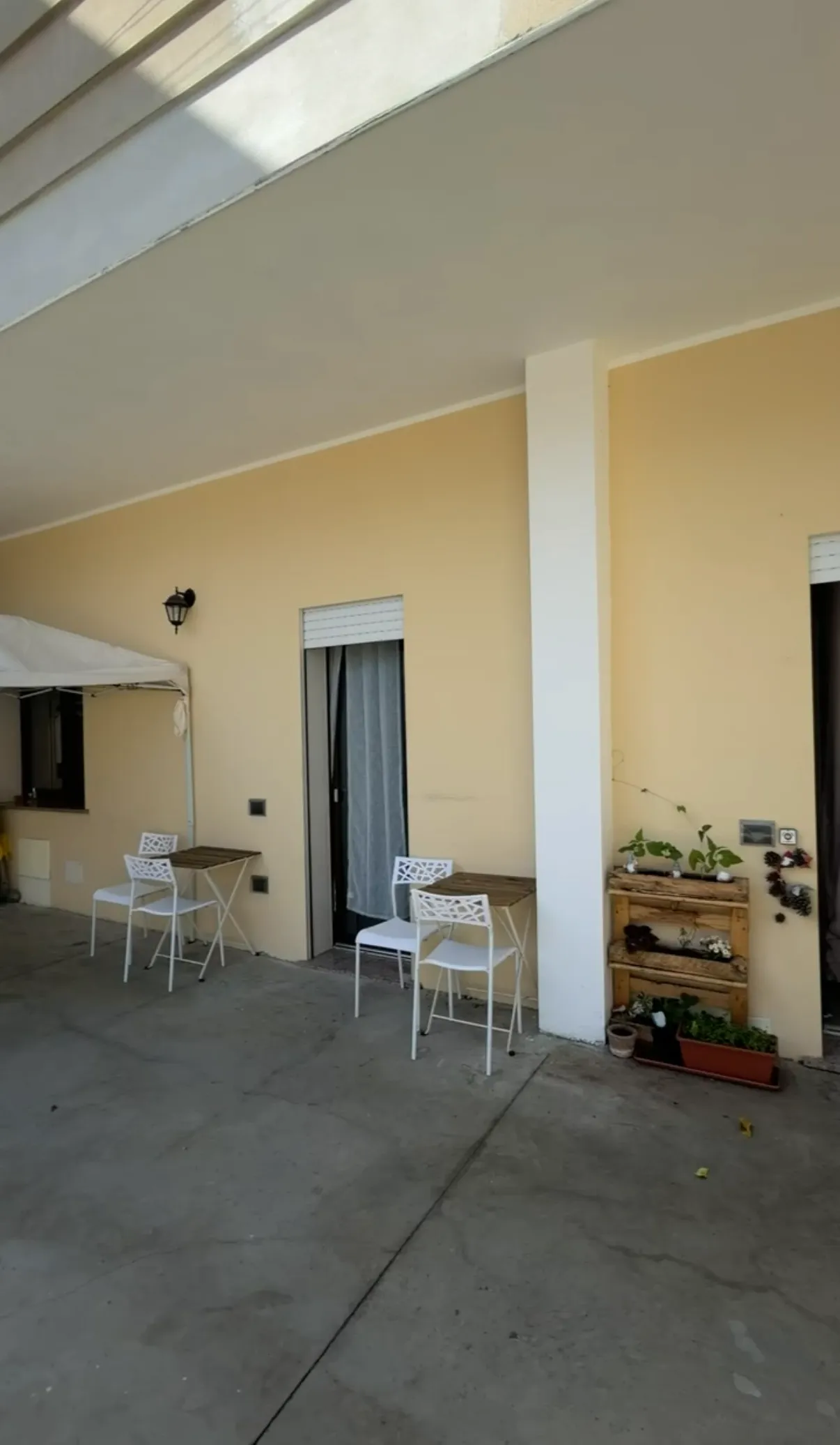 The welcoming home terrace where a pizza making class near Cagliari takes place.